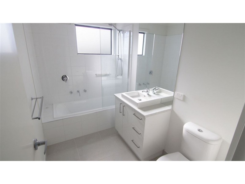 24/17 Edgeware Close, Pakenham VIC 3810