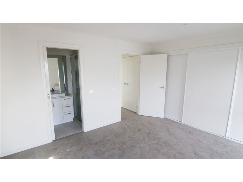 24/17 Edgeware Close, Pakenham VIC 3810