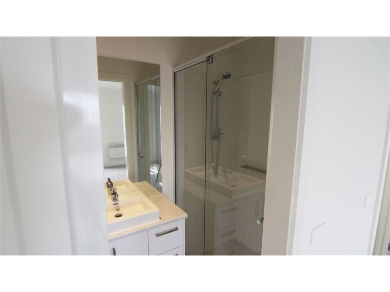 24/17 Edgeware Close, Pakenham VIC 3810