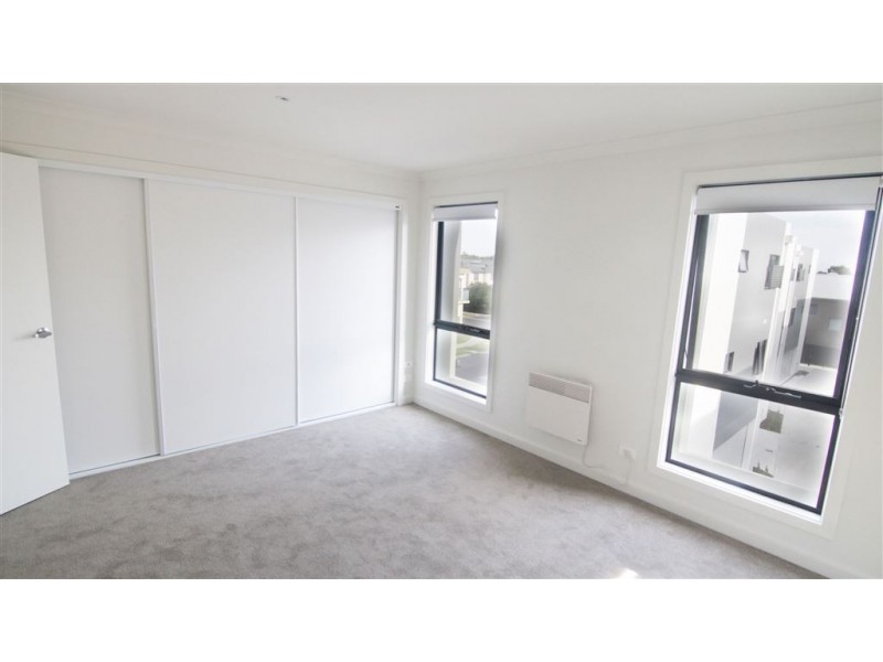 24/17 Edgeware Close, Pakenham VIC 3810