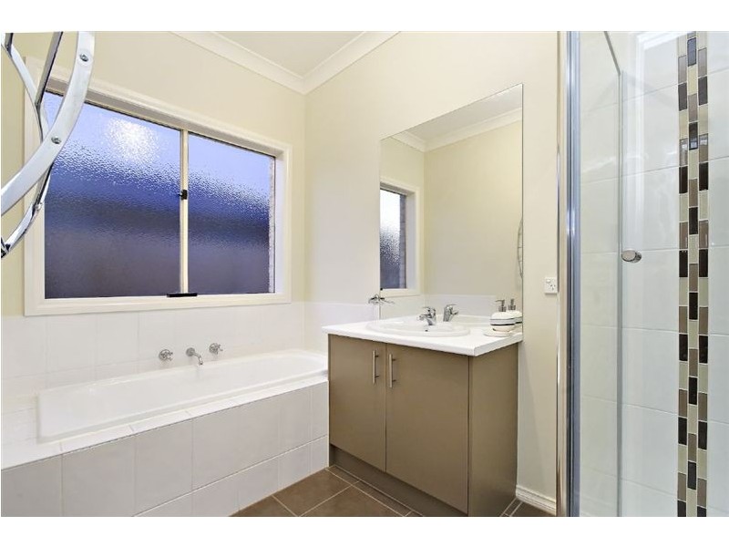 47 Sandalwood Drive, Pakenham VIC 3810