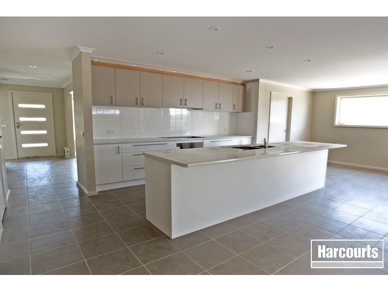 9 Adrian Drive, Pakenham VIC 3810