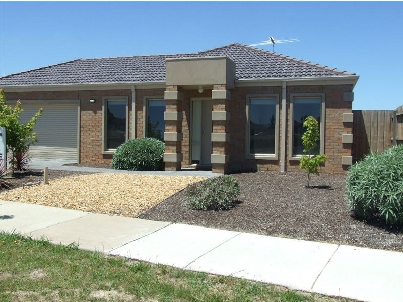 44 Sandalwood Drive, Pakenham VIC 3810