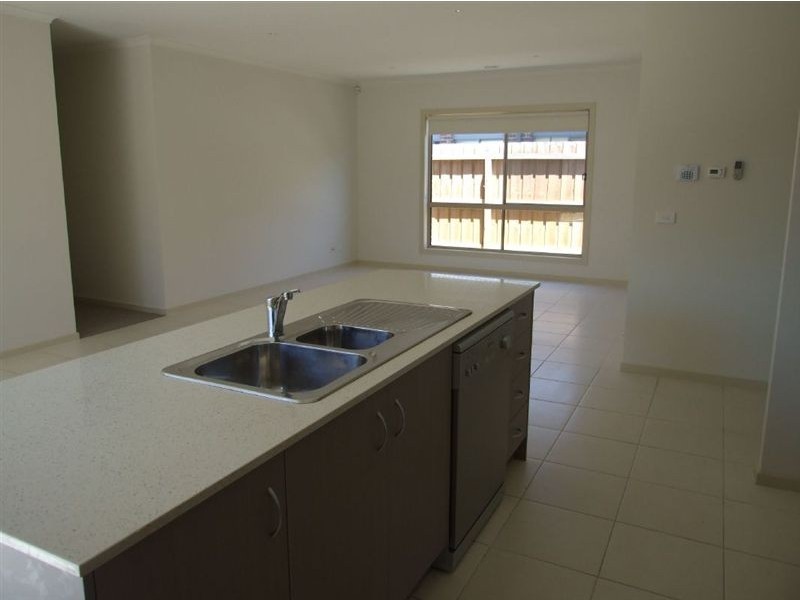 44 Sandalwood Drive, Pakenham VIC 3810