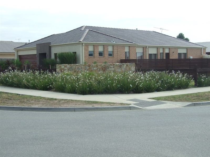 2 Henry Lawson Drive, Pakenham VIC 3810