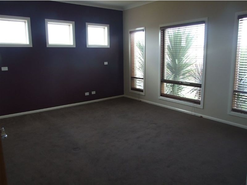 2 Henry Lawson Drive, Pakenham VIC 3810