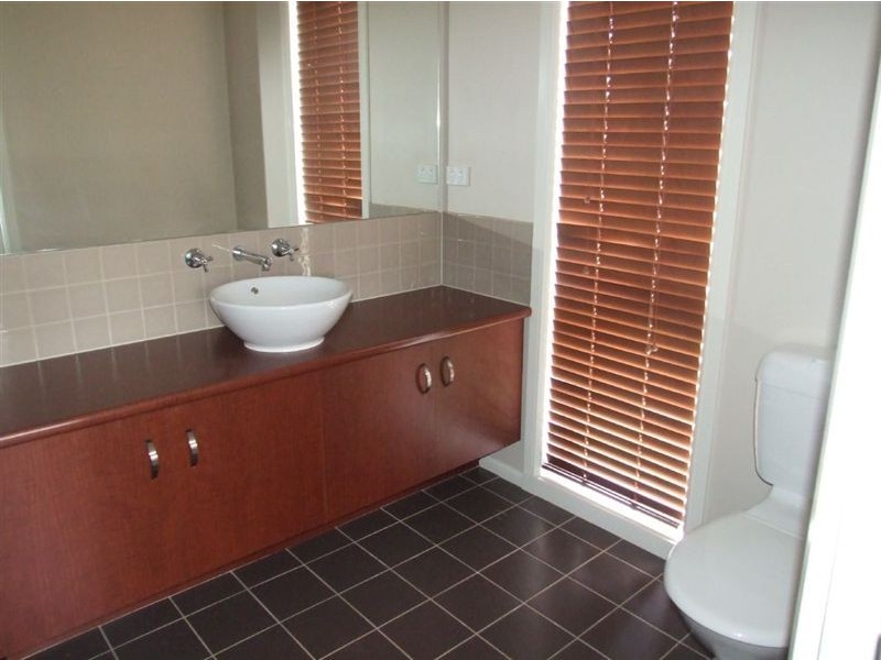 2 Henry Lawson Drive, Pakenham VIC 3810