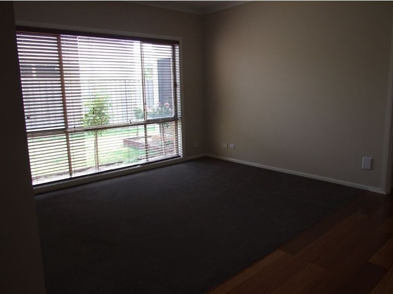 2 Henry Lawson Drive, Pakenham VIC 3810