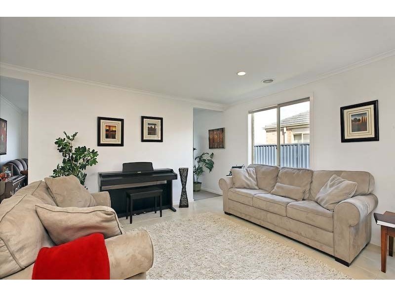 37 Scarlet Crescent, Pakenham VIC 3810
