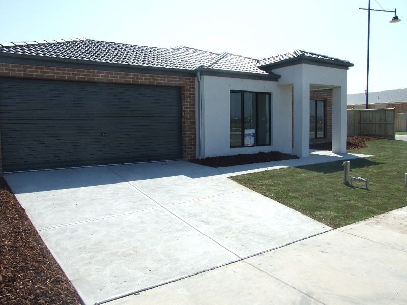 34 Honeyeater Way, Pakenham VIC 3810