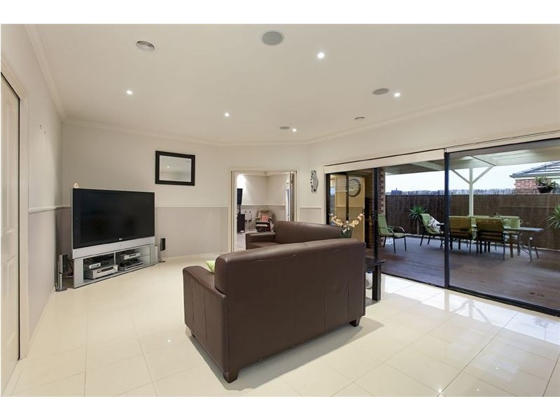 24 Henry Lawson Drive, Pakenham VIC 3810