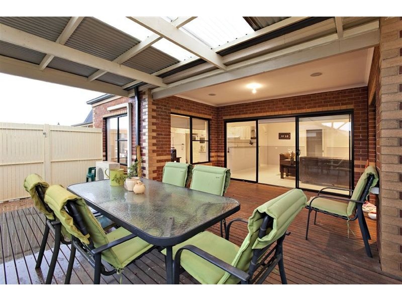 24 Henry Lawson Drive, Pakenham VIC 3810