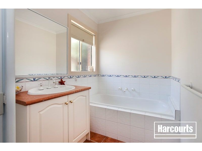 13 Oaklands Way, Pakenham VIC 3810