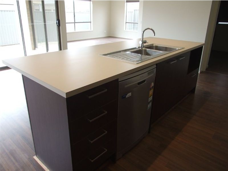 5 Edgeware Close, Pakenham VIC 3810