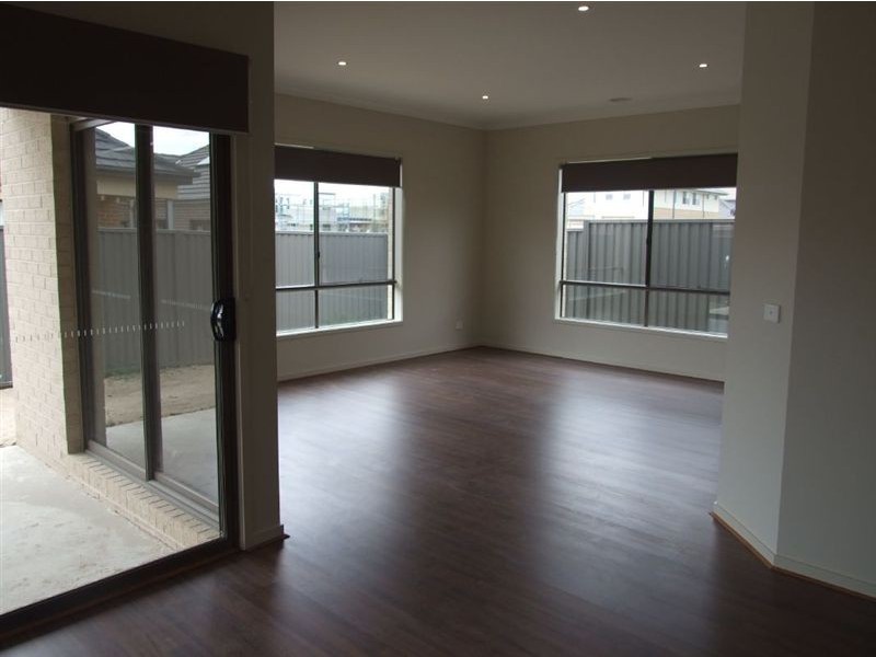 5 Edgeware Close, Pakenham VIC 3810