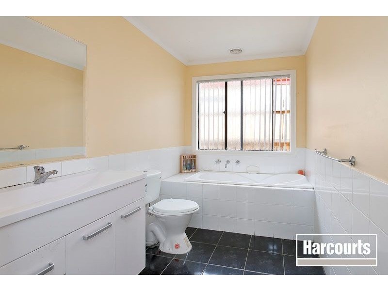 48 Wakenshaw Crescent, Pakenham VIC 3810