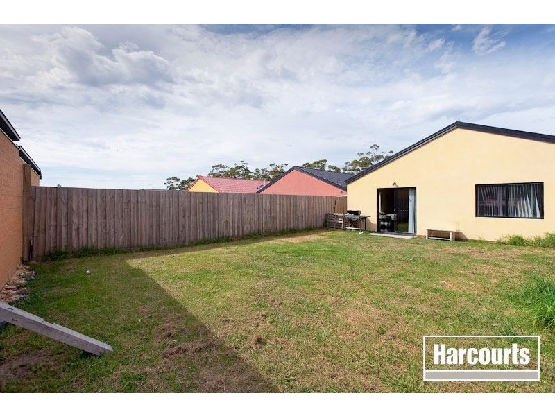 48 Wakenshaw Crescent, Pakenham VIC 3810