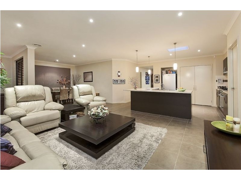 13 Joseph Banks Drive, Pakenham VIC 3810