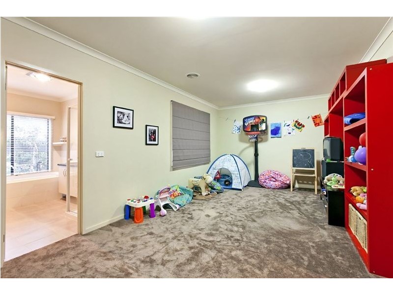 13 Joseph Banks Drive, Pakenham VIC 3810