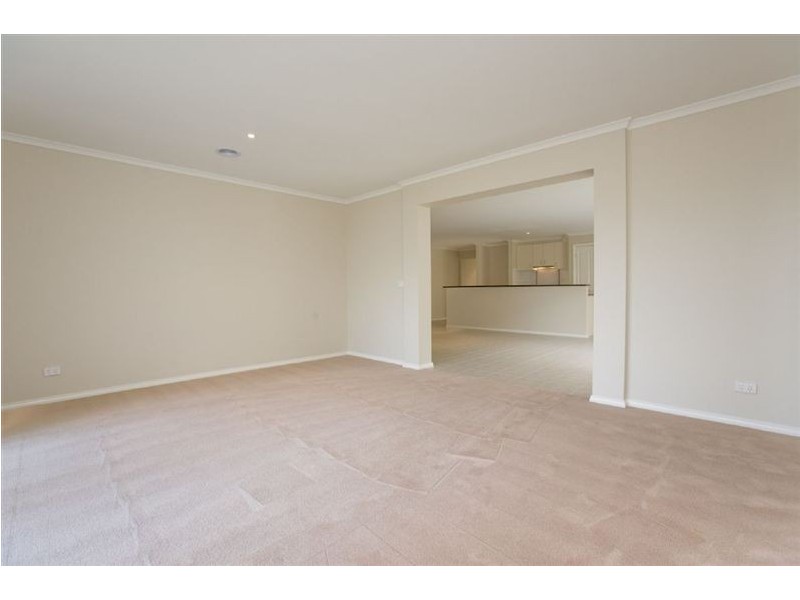 18 Redfern Way, Pakenham VIC 3810