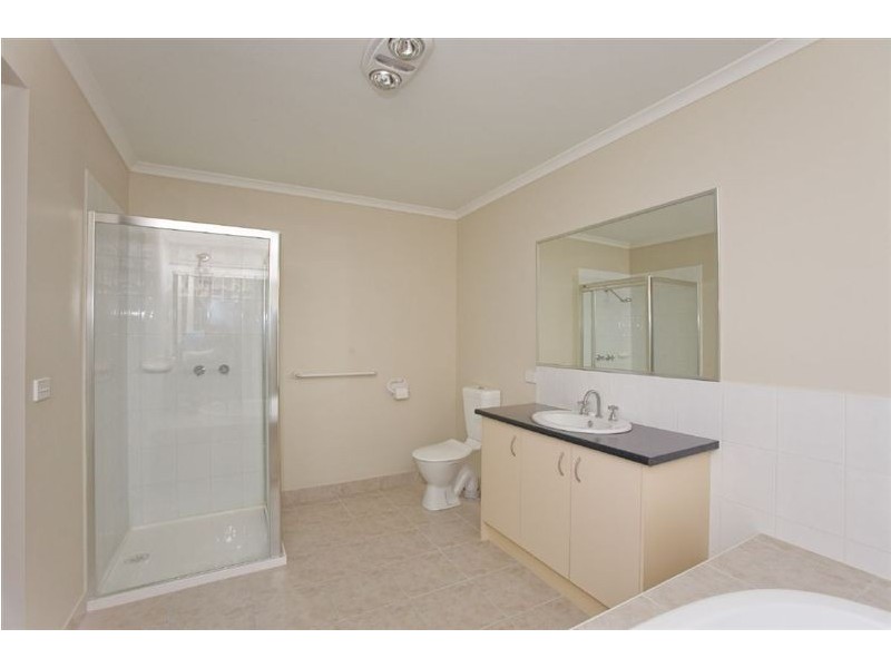 18 Redfern Way, Pakenham VIC 3810