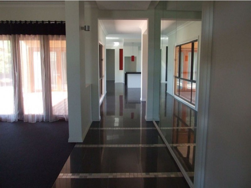 8 Wild Cherry Avenue, Pakenham VIC 3810