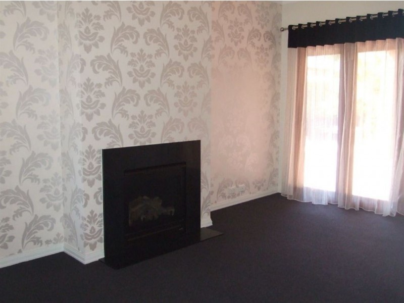 8 Wild Cherry Avenue, Pakenham VIC 3810