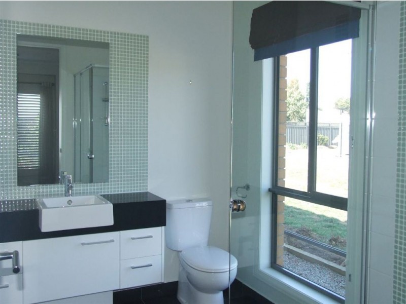 8 Wild Cherry Avenue, Pakenham VIC 3810