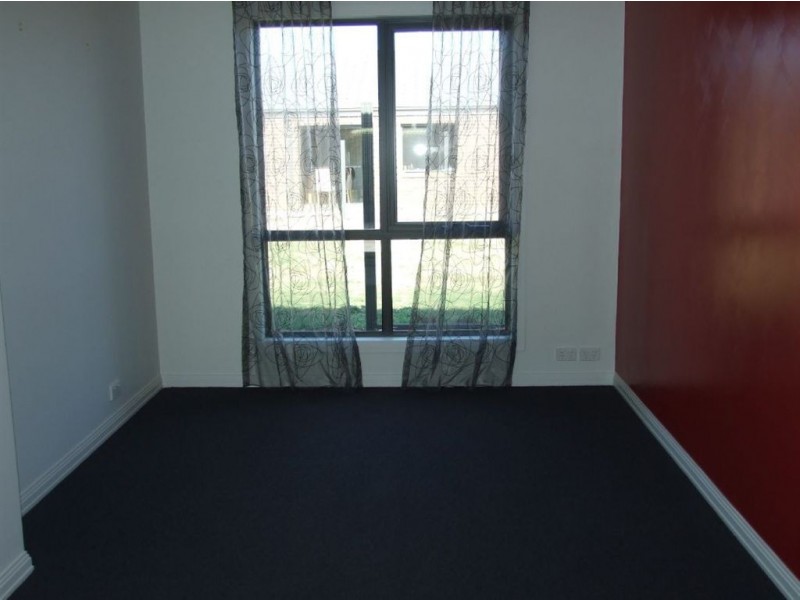 8 Wild Cherry Avenue, Pakenham VIC 3810