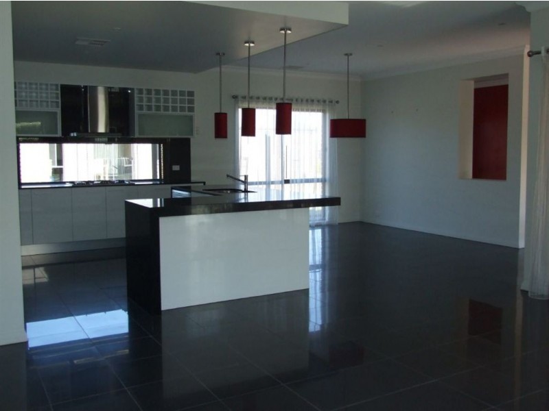 8 Wild Cherry Avenue, Pakenham VIC 3810