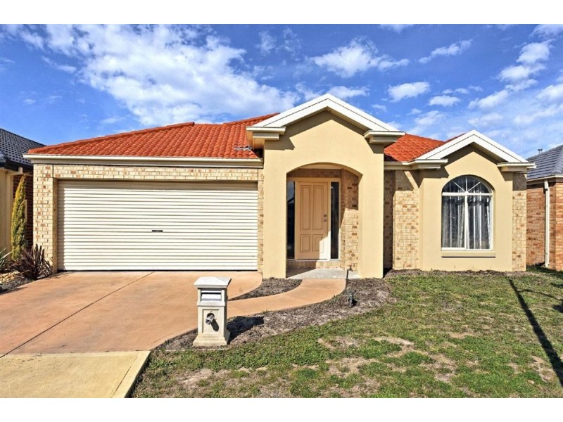 37 Scarlet Crescent, Pakenham South VIC 3810