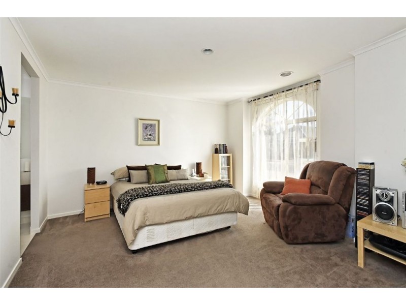 37 Scarlet Crescent, Pakenham South VIC 3810