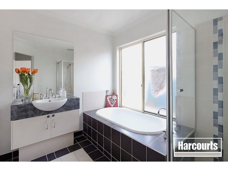 9 Scarlet Crescent, Pakenham VIC 3810