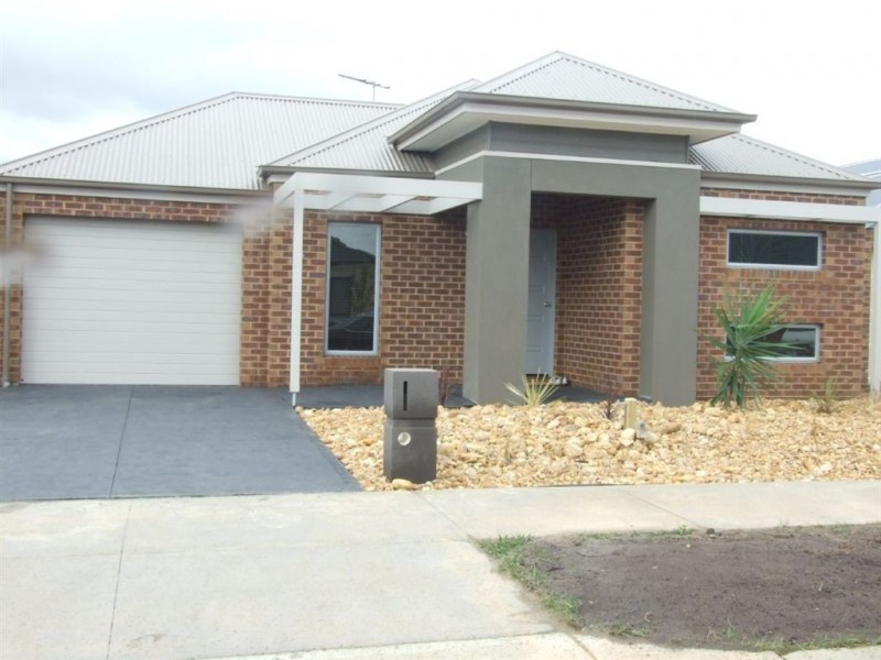5 Sinclair Walk, Pakenham VIC 3810