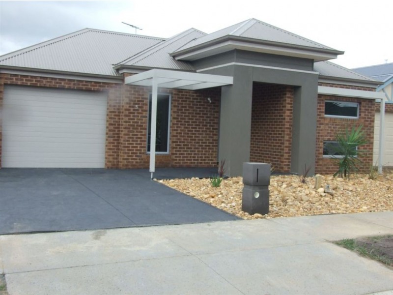5 Sinclair Walk, Pakenham VIC 3810
