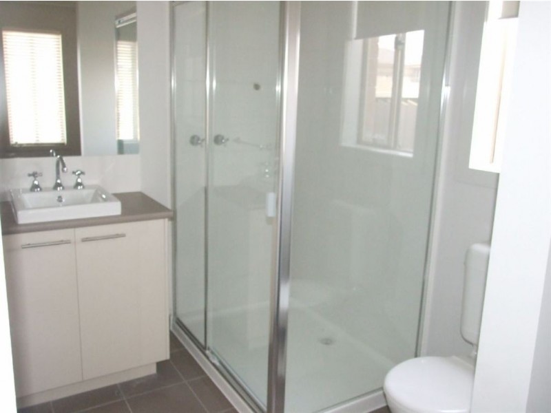 20 Petrel Cct, Pakenham VIC 3810