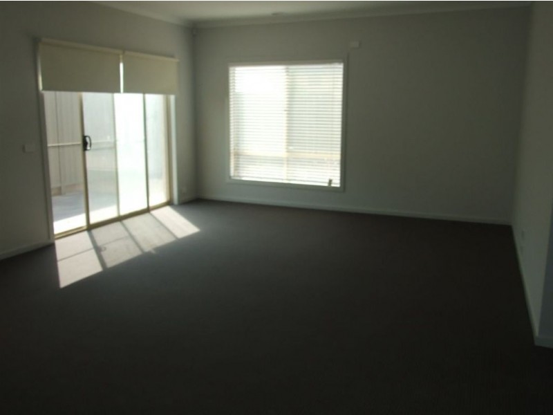 20 Petrel Cct, Pakenham VIC 3810