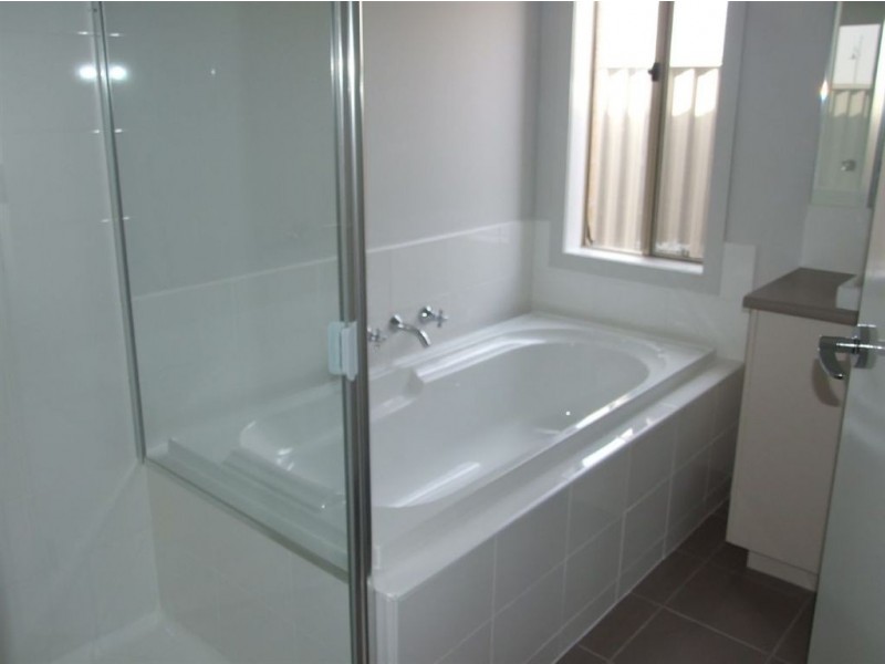 20 Petrel Cct, Pakenham VIC 3810