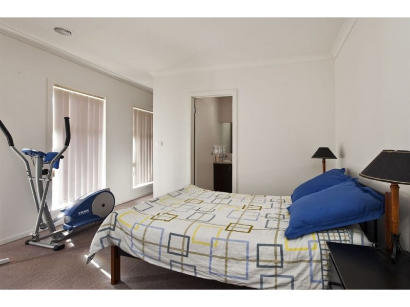 14 Kingsdale Crescent, Pakenham VIC 3810