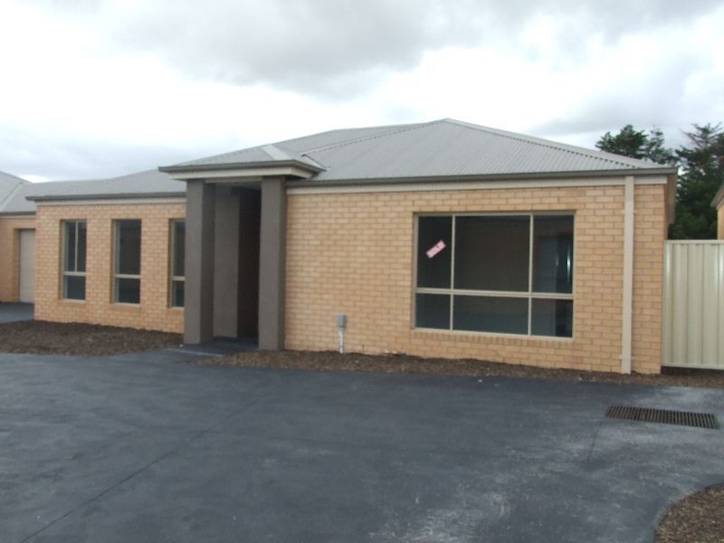 6/2-4 Bluehills Boulevard, Pakenham VIC 3810