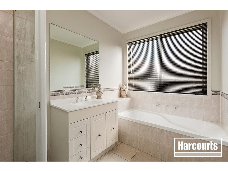 8 Howqua Place, Pakenham VIC 3810