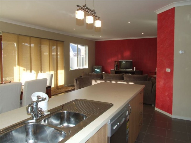 8 Bailey Place, Pakenham VIC 3810