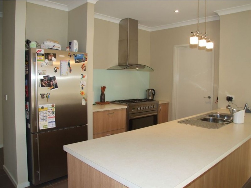 8 Bailey Place, Pakenham VIC 3810