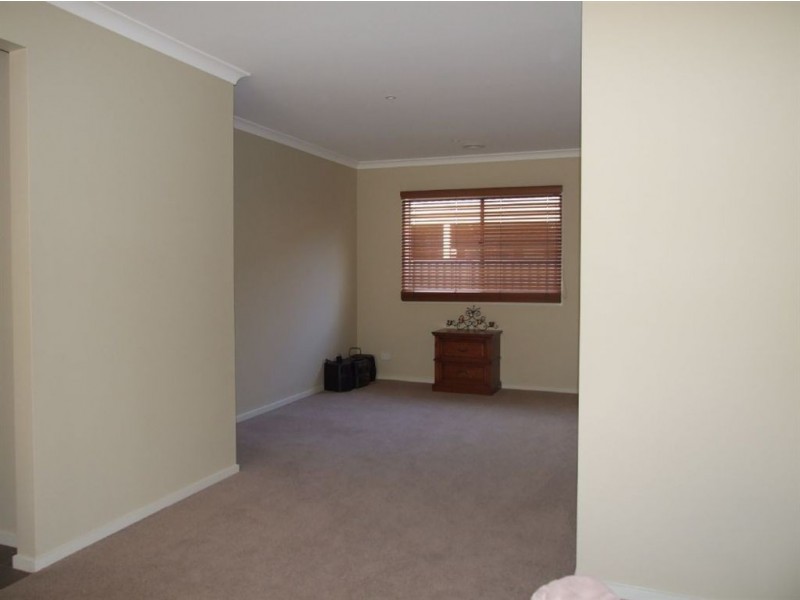 8 Bailey Place, Pakenham VIC 3810