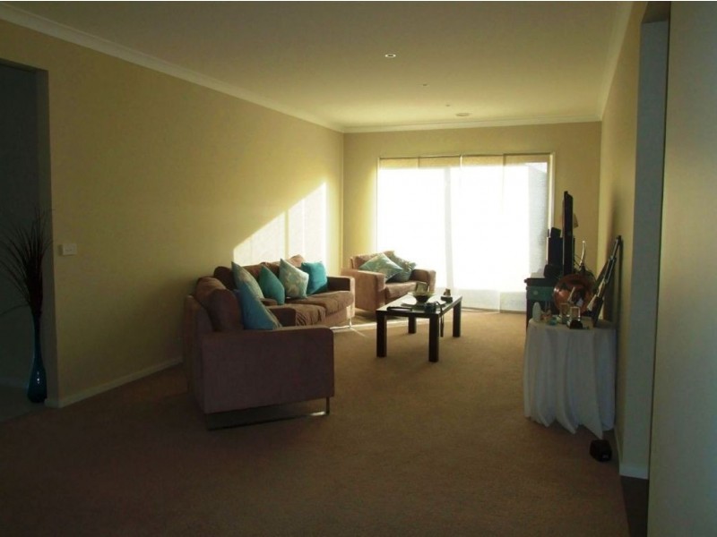 8 Bailey Place, Pakenham VIC 3810