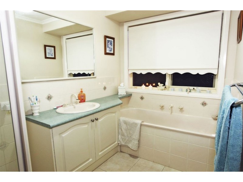 12 Henry Lawson Drive, Pakenham VIC 3810