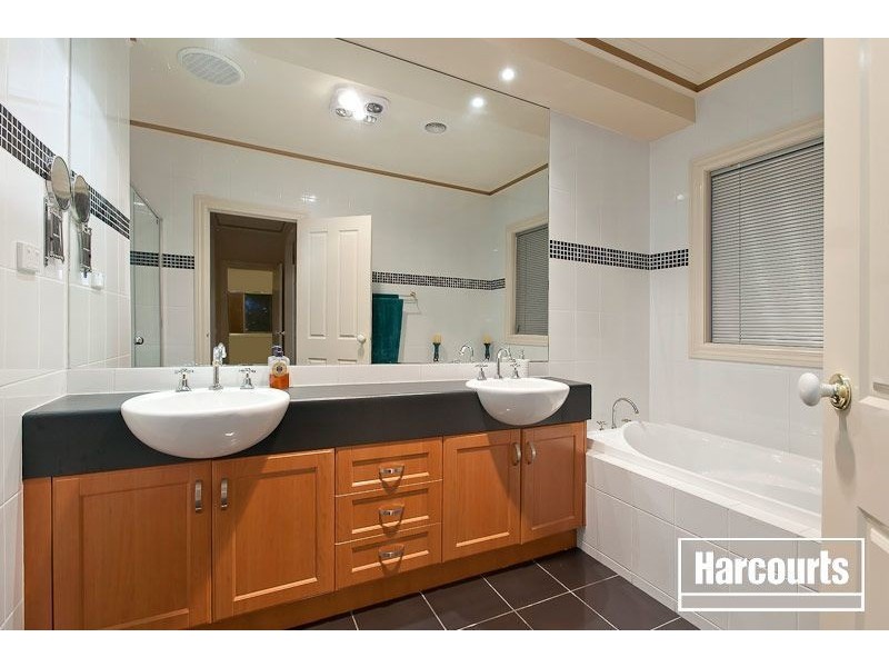 13 Clearwater Drive, Pakenham VIC 3810