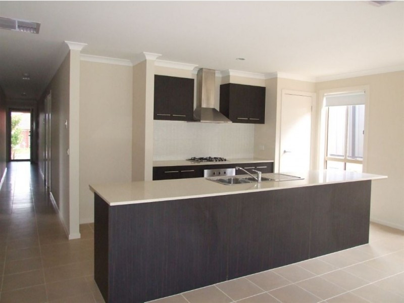 42 Victoria Place, Pakenham VIC 3810