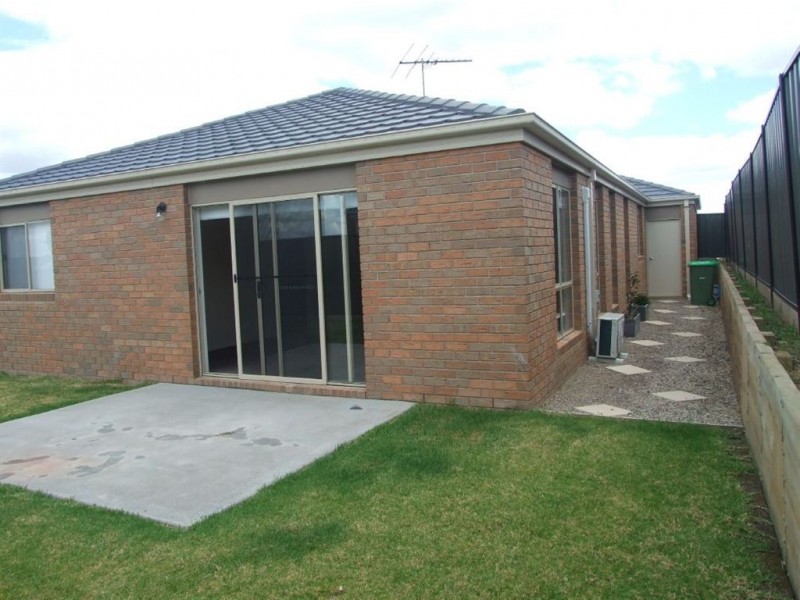 42 Victoria Place, Pakenham VIC 3810
