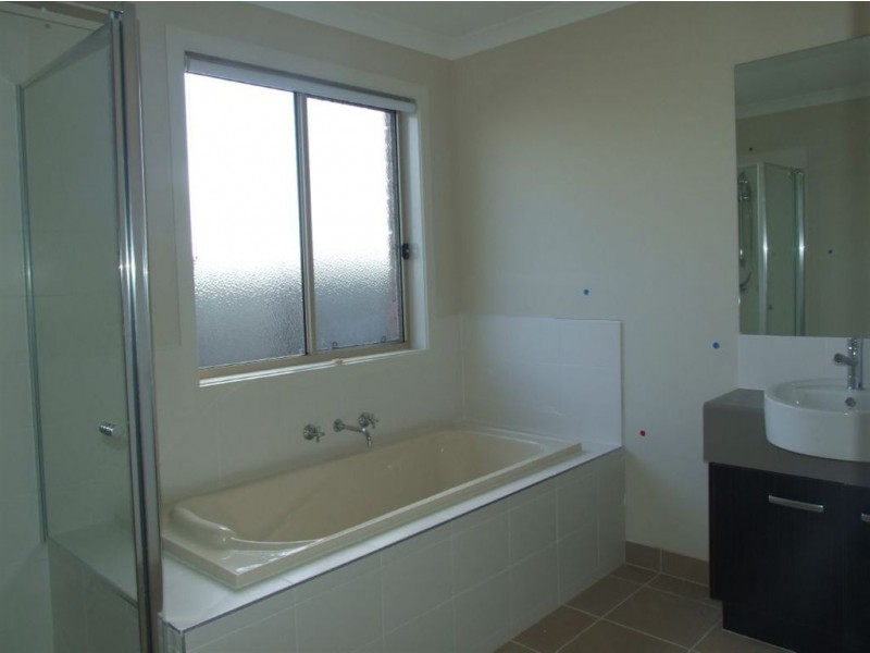 42 Victoria Place, Pakenham VIC 3810